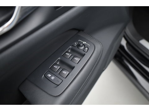 Volvo V60 2.0 T6 Plug-in hybrid AWD Plus Dark | Trekhaak | H&K Audio | 20 inch | elek stoelen | Verwarmde stoelen + stuur |
