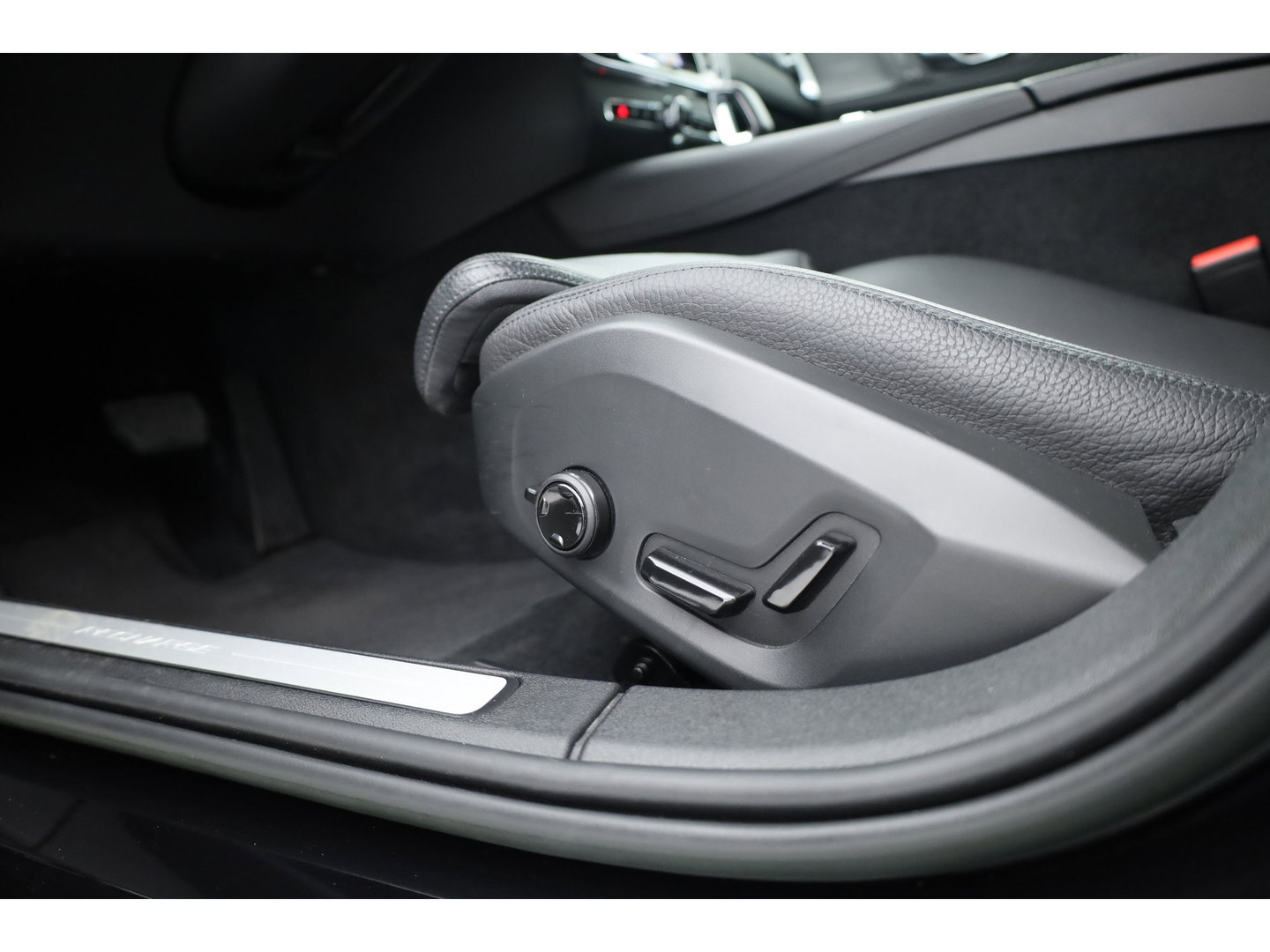 Volvo V60 2.0 T6 Plug-in hybrid AWD Plus Dark | Trekhaak | H&K Audio | 20 inch | elek stoelen | Verwarmde stoelen + stuur |