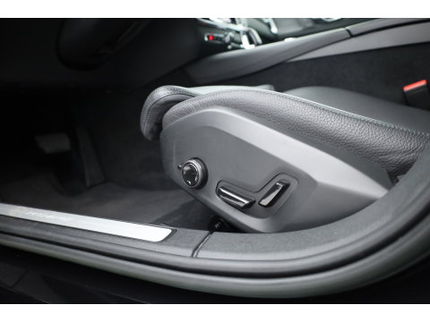 Volvo V60 2.0 T6 Plug-in hybrid AWD Plus Dark | Trekhaak | H&K Audio | 20 inch | elek stoelen | Verwarmde stoelen + stuur |
