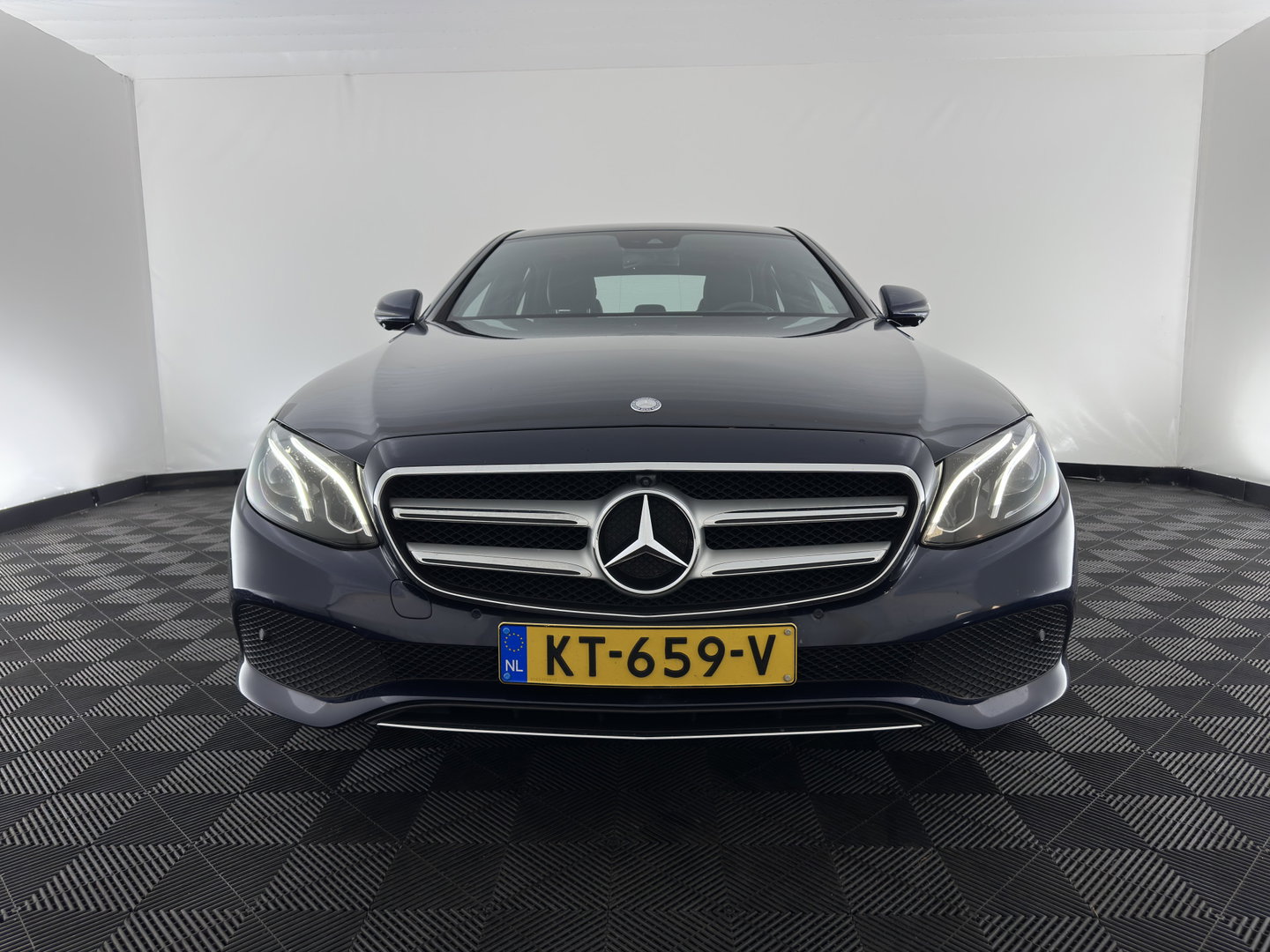 Mercedes-Benz E-Klasse 350 e Lease Edition Aut. *LEATHER-FABRIC | FULL-LED | BURMESTER-SOUND | TOP-VIEW | HEATED-SPORTSEATS | AMBIENT-LIGHT | NAVI-FULLMAP | AIRMATIC | SHIFT-PADDLES | ECC | PDC | CRUISE | 18''ALU*