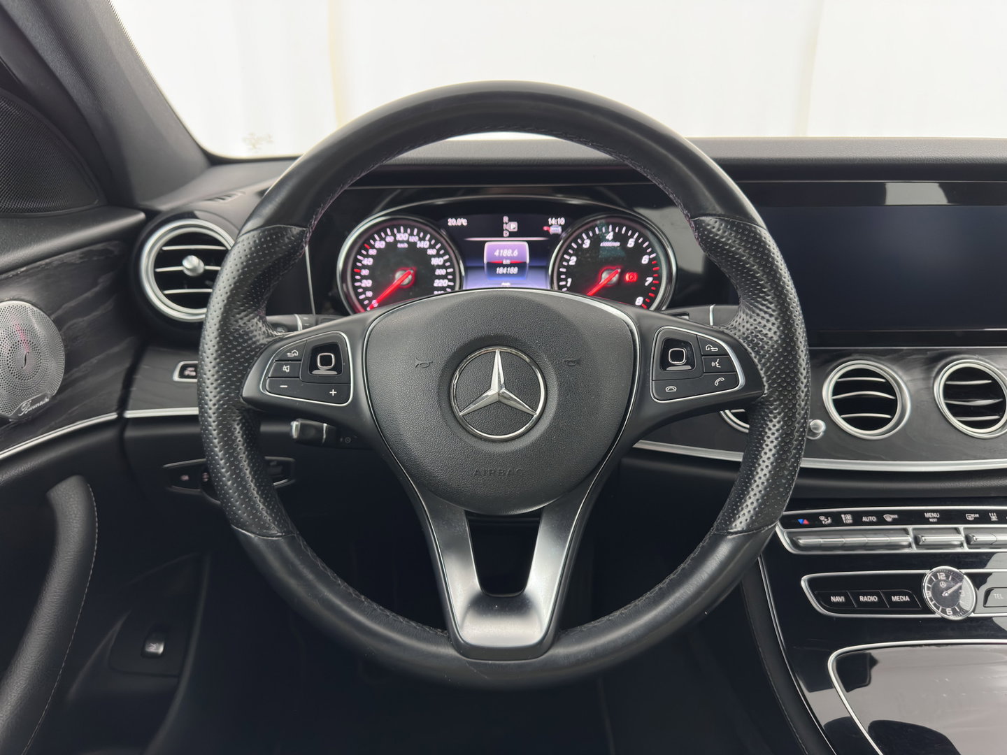 Mercedes-Benz E-Klasse 350 e Lease Edition Aut. *LEATHER-FABRIC | FULL-LED | BURMESTER-SOUND | TOP-VIEW | HEATED-SPORTSEATS | AMBIENT-LIGHT | NAVI-FULLMAP | AIRMATIC | SHIFT-PADDLES | ECC | PDC | CRUISE | 18''ALU*