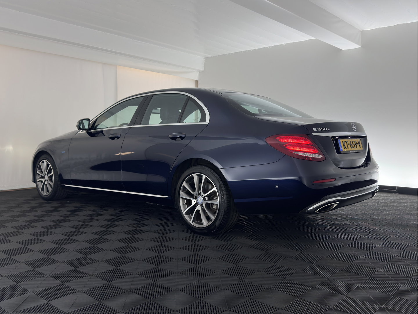 Mercedes-Benz E-Klasse 350 e Lease Edition Aut. *LEATHER-FABRIC | FULL-LED | BURMESTER-SOUND | TOP-VIEW | HEATED-SPORTSEATS | AMBIENT-LIGHT | NAVI-FULLMAP | AIRMATIC | SHIFT-PADDLES | ECC | PDC | CRUISE | 18''ALU*