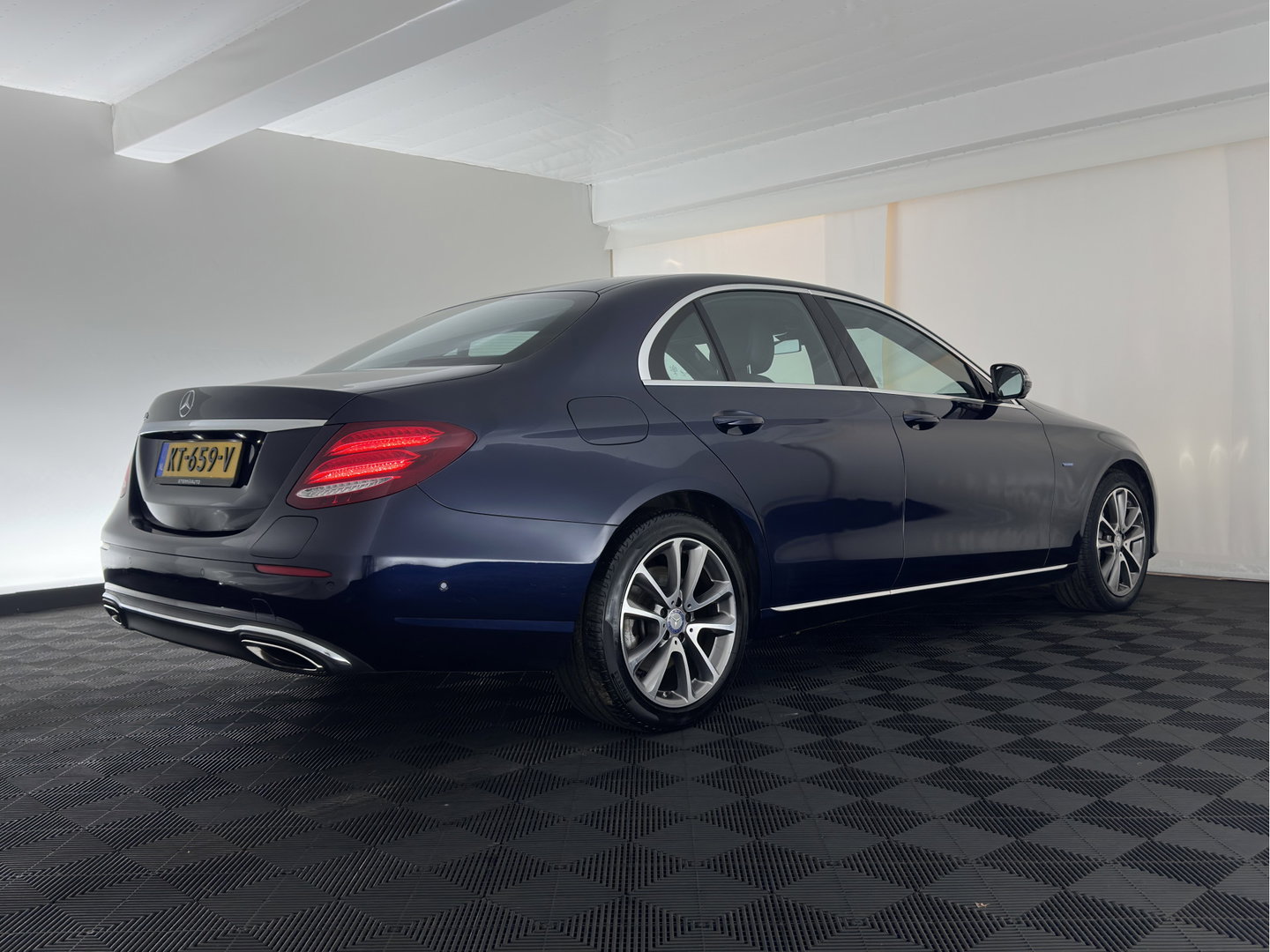 Mercedes-Benz E-Klasse 350 e Lease Edition Aut. *LEATHER-FABRIC | FULL-LED | BURMESTER-SOUND | TOP-VIEW | HEATED-SPORTSEATS | AMBIENT-LIGHT | NAVI-FULLMAP | AIRMATIC | SHIFT-PADDLES | ECC | PDC | CRUISE | 18''ALU*