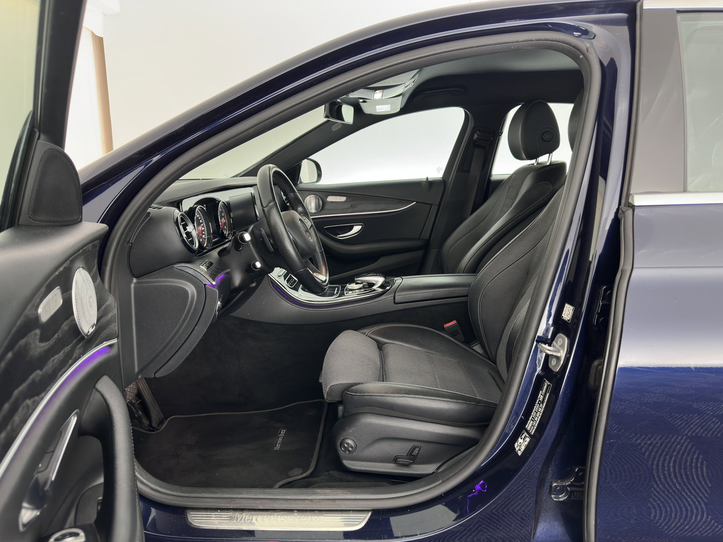 Mercedes-Benz E-Klasse 350 e Lease Edition Aut. *LEATHER-FABRIC | FULL-LED | BURMESTER-SOUND | TOP-VIEW | HEATED-SPORTSEATS | AMBIENT-LIGHT | NAVI-FULLMAP | AIRMATIC | SHIFT-PADDLES | ECC | PDC | CRUISE | 18''ALU*