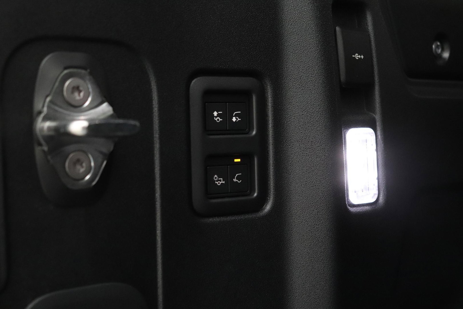 Land Rover Defender 110 P300e X-Dynamic HSE | FACELIFT | 22 Inch | ClearSight | Meridian Surround | Head-Up | Trekhaak | Koelbox