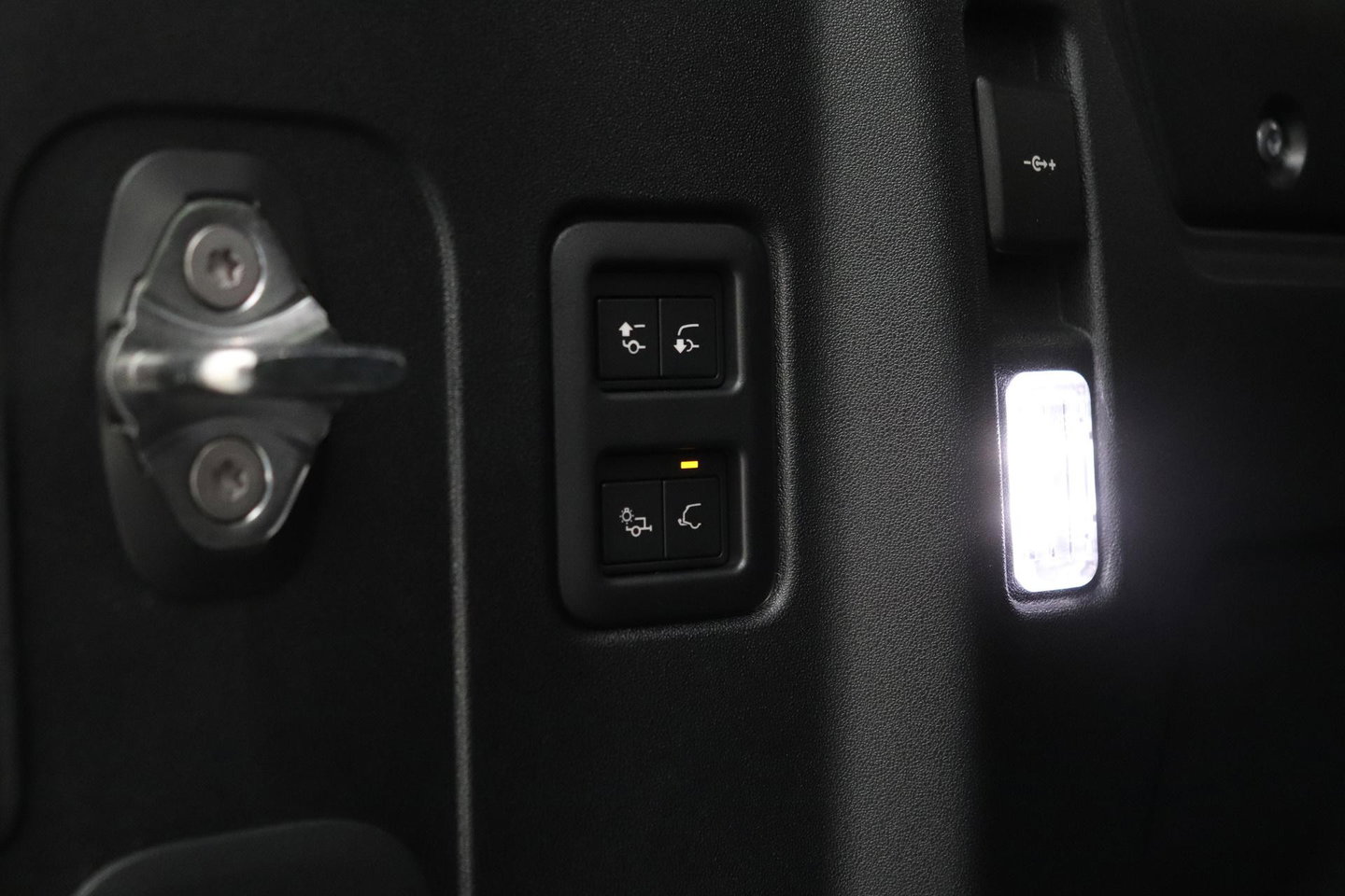Land Rover Defender 110 P300e X-Dynamic HSE | FACELIFT | 22 Inch | ClearSight | Meridian Surround | Head-Up | Trekhaak | Koelbox