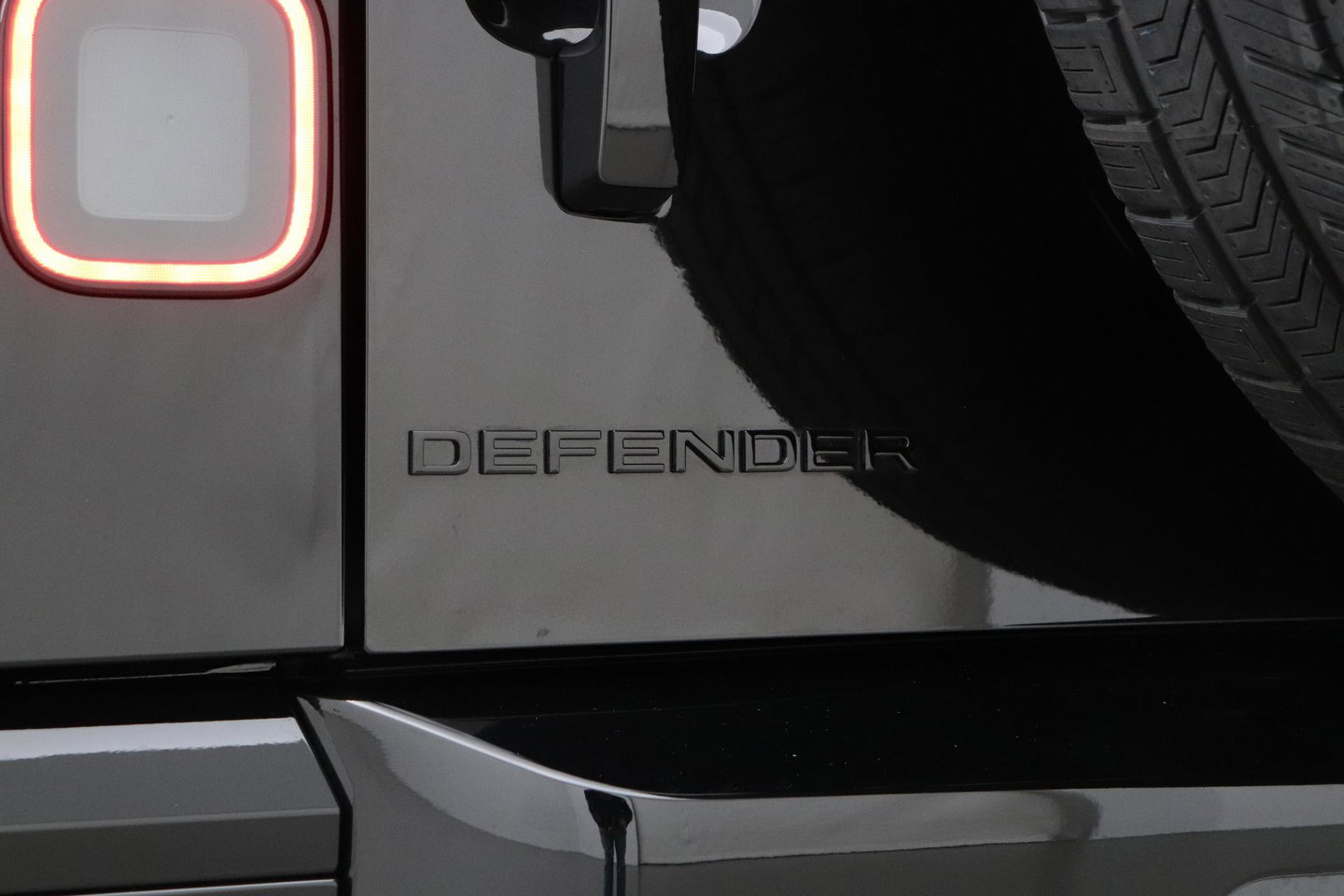 Land Rover Defender 110 P300e X-Dynamic HSE | FACELIFT | 22 Inch | ClearSight | Meridian Surround | Head-Up | Trekhaak | Koelbox