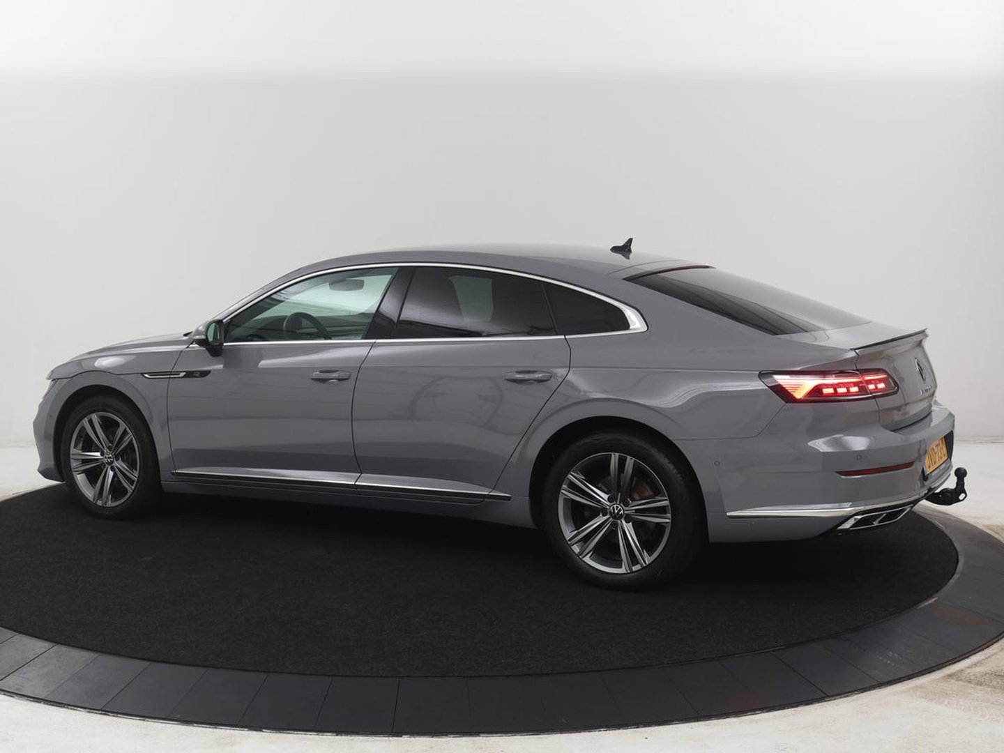 Volkswagen Arteon 1.4 TSI eHybrid R-Line Business+ | SOH 90,1% | Leder | Adaptive cruise | Trekhaak | Dodehoek detectie | Stuur/stoel verwarming | Park assist | Carplay | Full LED