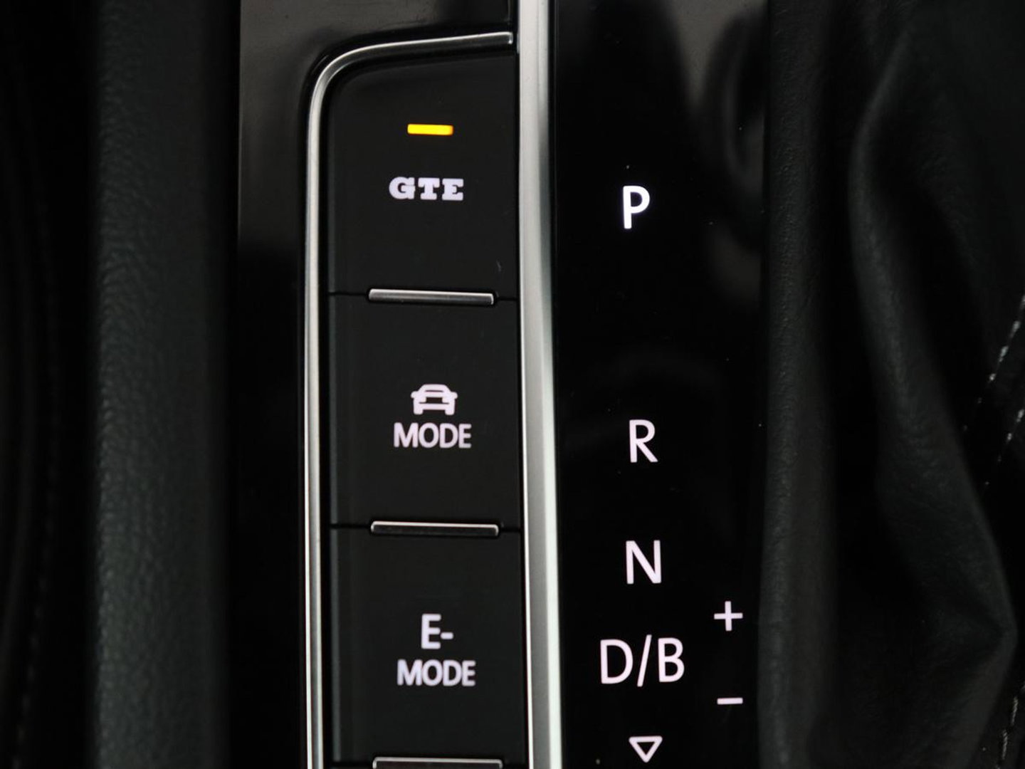 Volkswagen Arteon 1.4 TSI eHybrid R-Line Business+ | SOH 90,1% | Leder | Adaptive cruise | Trekhaak | Dodehoek detectie | Stuur/stoel verwarming | Park assist | Carplay | Full LED