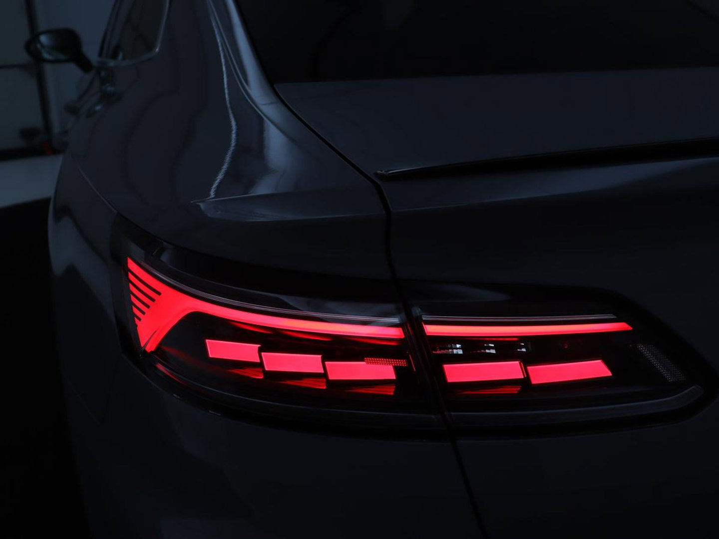Volkswagen Arteon 1.4 TSI eHybrid R-Line Business+ | SOH 90,1% | Leder | Adaptive cruise | Trekhaak | Dodehoek detectie | Stuur/stoel verwarming | Park assist | Carplay | Full LED