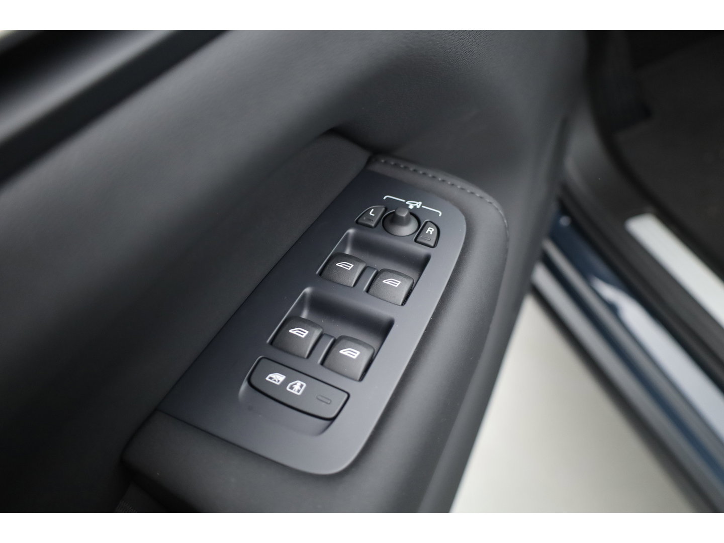 Volvo XC60 2.0 T8 Plug-in hybrid AWD Ultra Dark Head-up | Pano-dak | 360 camera | H&K Audio | 21 inch | Stoel + stuurverw. |