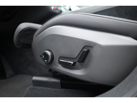 Volvo XC60 2.0 T8 Plug-in hybrid AWD Ultra Dark Head-up | Pano-dak | 360 camera | H&K Audio | 21 inch | Stoel + stuurverw. |