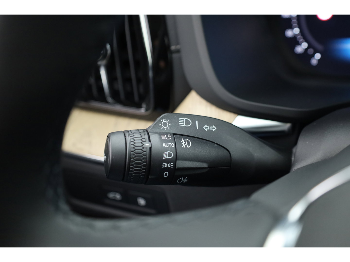 Volvo XC60 2.0 T8 Plug-in hybrid AWD Ultra Dark Head-up | Pano-dak | 360 camera | H&K Audio | 21 inch | Stoel + stuurverw. |