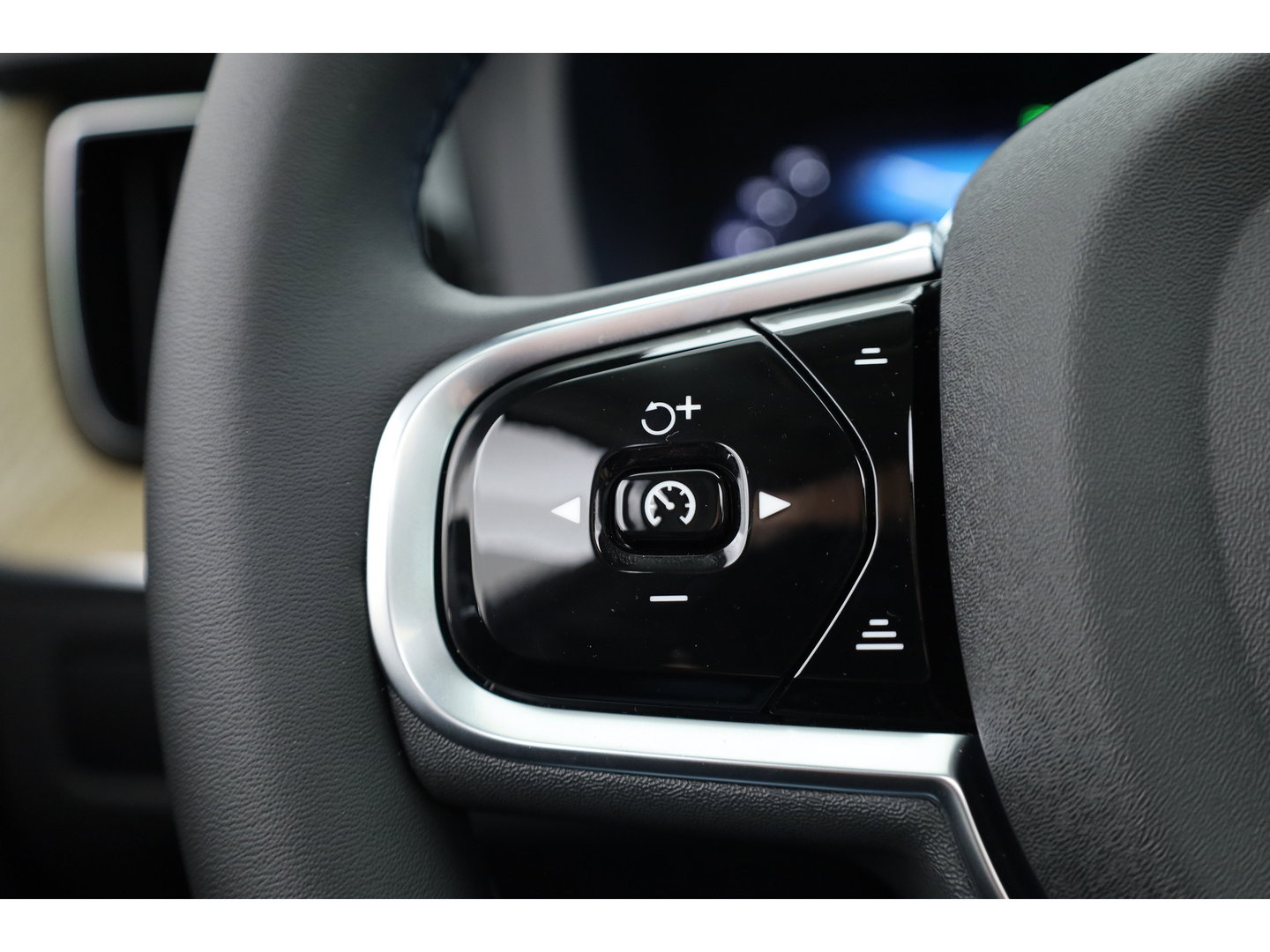 Volvo XC60 2.0 T8 Plug-in hybrid AWD Ultra Dark Head-up | Pano-dak | 360 camera | H&K Audio | 21 inch | Stoel + stuurverw. |