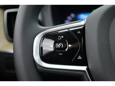 Volvo XC60 2.0 T8 Plug-in hybrid AWD Ultra Dark Head-up | Pano-dak | 360 camera | H&K Audio | 21 inch | Stoel + stuurverw. |