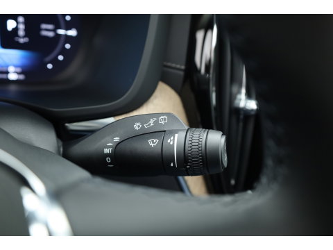Volvo XC60 2.0 T8 Plug-in hybrid AWD Ultra Dark Head-up | Pano-dak | 360 camera | H&K Audio | 21 inch | Stoel + stuurverw. |