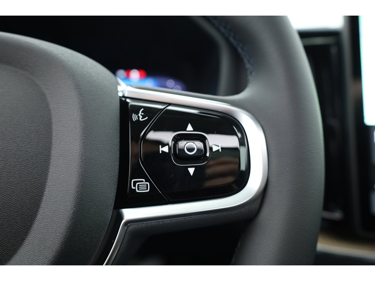 Volvo XC60 2.0 T8 Plug-in hybrid AWD Ultra Dark Head-up | Pano-dak | 360 camera | H&K Audio | 21 inch | Stoel + stuurverw. |
