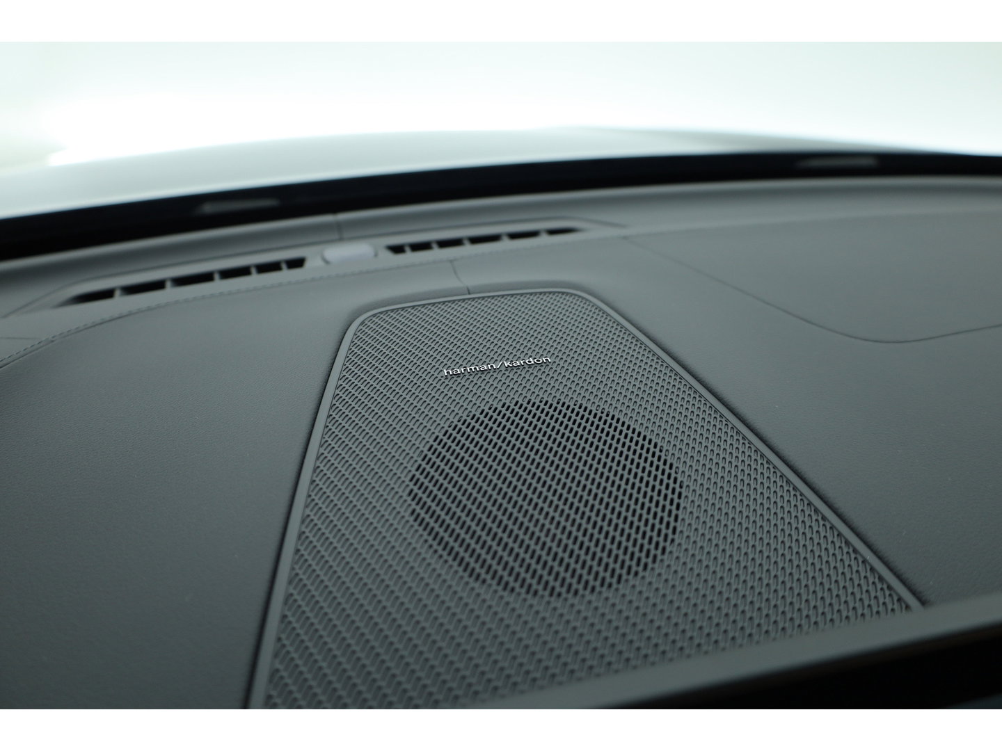 Volvo XC60 2.0 T8 Plug-in hybrid AWD Ultra Dark Head-up | Pano-dak | 360 camera | H&K Audio | 21 inch | Stoel + stuurverw. |