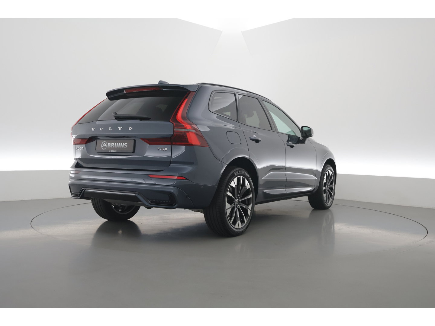Volvo XC60 2.0 T8 Plug-in hybrid AWD Ultra Dark Head-up | Pano-dak | 360 camera | H&K Audio | 21 inch | Stoel + stuurverw. |