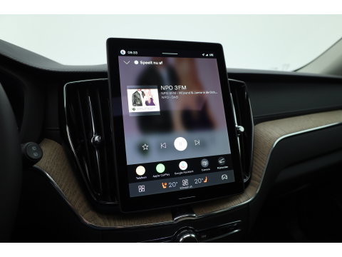 Volvo XC60 2.0 T8 Plug-in hybrid AWD Ultra Dark Head-up | Pano-dak | 360 camera | H&K Audio | 21 inch | Stoel + stuurverw. |