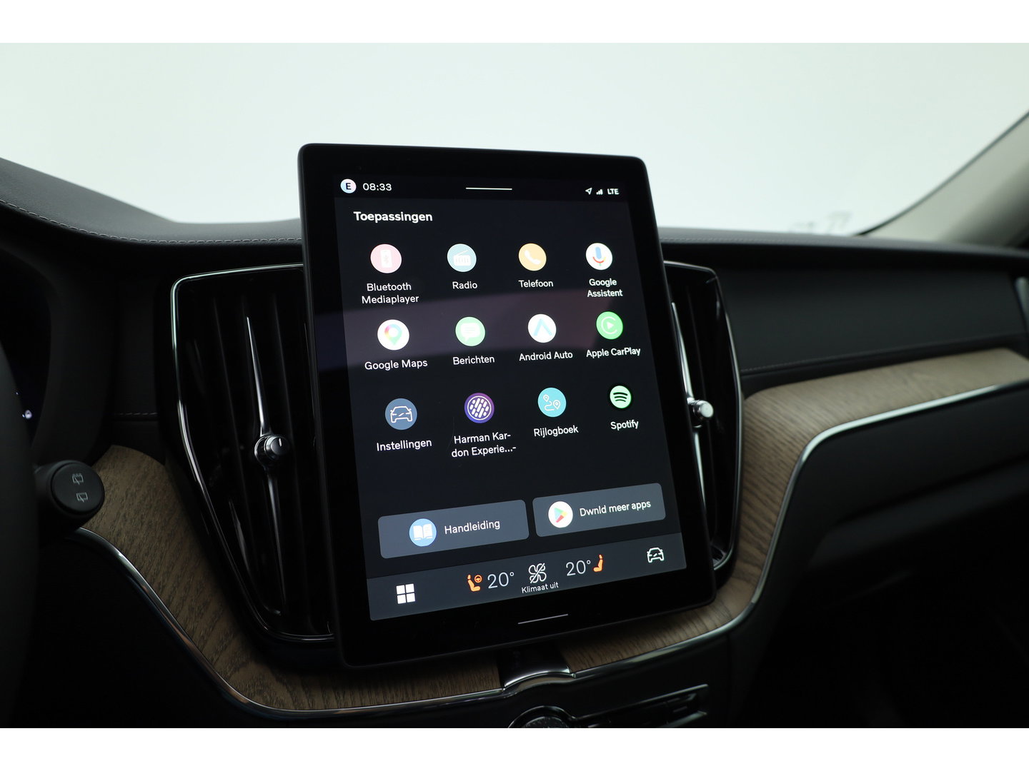 Volvo XC60 2.0 T8 Plug-in hybrid AWD Ultra Dark Head-up | Pano-dak | 360 camera | H&K Audio | 21 inch | Stoel + stuurverw. |