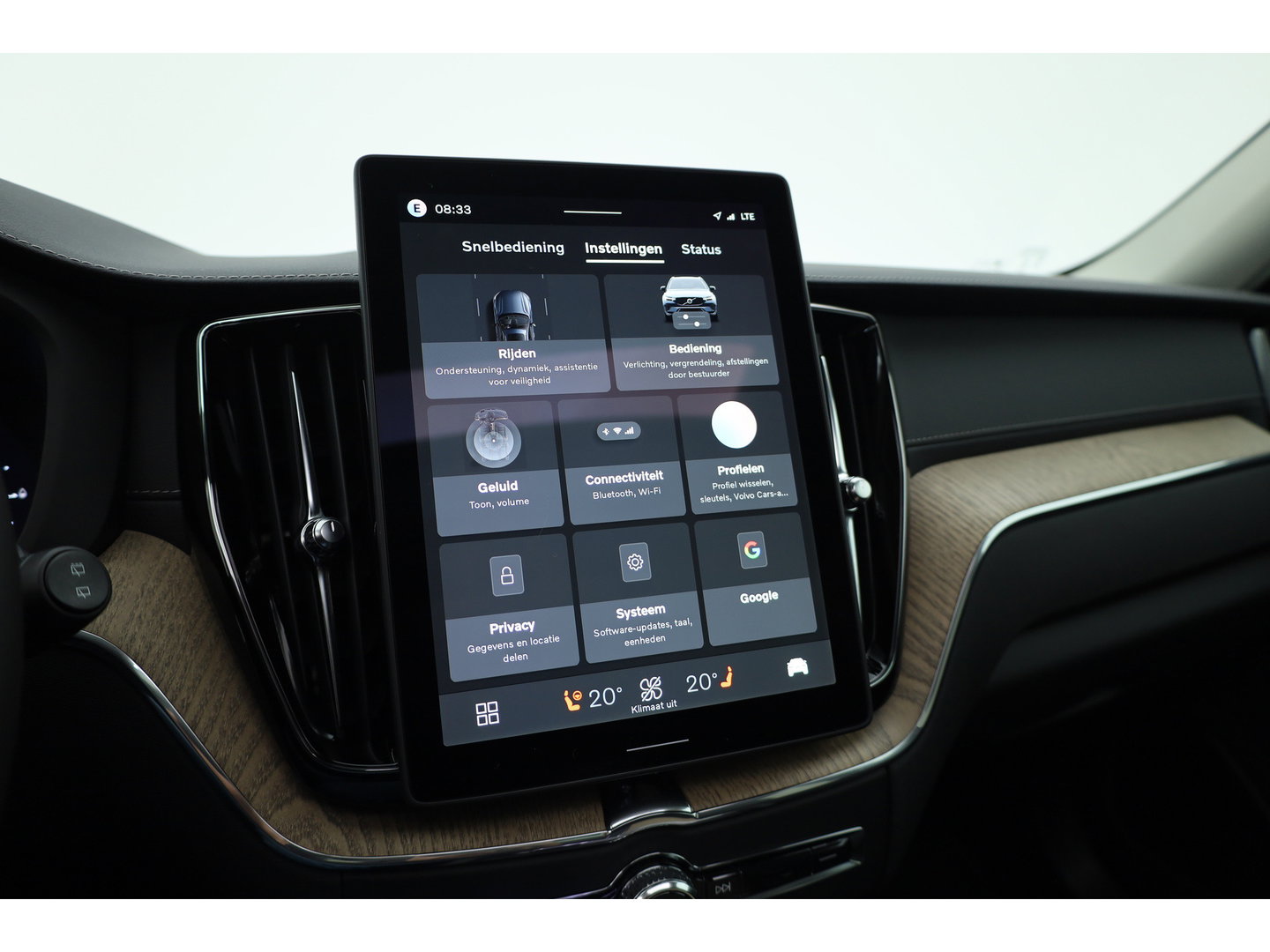 Volvo XC60 2.0 T8 Plug-in hybrid AWD Ultra Dark Head-up | Pano-dak | 360 camera | H&K Audio | 21 inch | Stoel + stuurverw. |