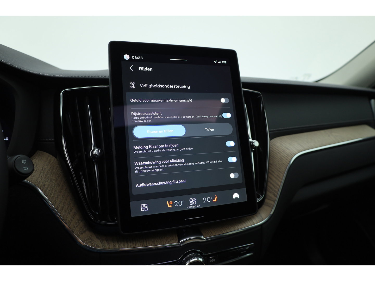 Volvo XC60 2.0 T8 Plug-in hybrid AWD Ultra Dark Head-up | Pano-dak | 360 camera | H&K Audio | 21 inch | Stoel + stuurverw. |