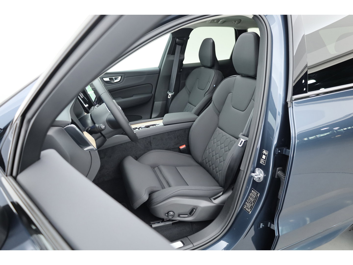 Volvo XC60 2.0 T8 Plug-in hybrid AWD Ultra Dark Head-up | Pano-dak | 360 camera | H&K Audio | 21 inch | Stoel + stuurverw. |
