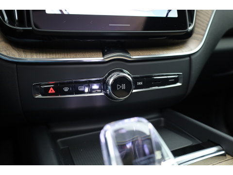 Volvo XC60 2.0 T8 Plug-in hybrid AWD Ultra Dark Head-up | Pano-dak | 360 camera | H&K Audio | 21 inch | Stoel + stuurverw. |