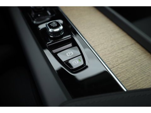 Volvo XC60 2.0 T8 Plug-in hybrid AWD Ultra Dark Head-up | Pano-dak | 360 camera | H&K Audio | 21 inch | Stoel + stuurverw. |