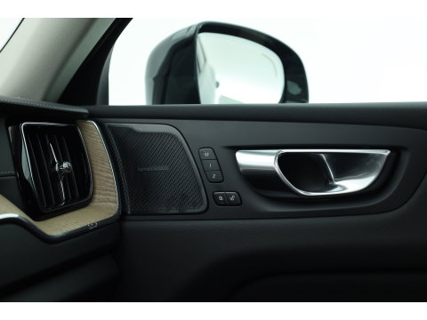 Volvo XC60 2.0 T8 Plug-in hybrid AWD Ultra Dark Head-up | Pano-dak | 360 camera | H&K Audio | 21 inch | Stoel + stuurverw. |