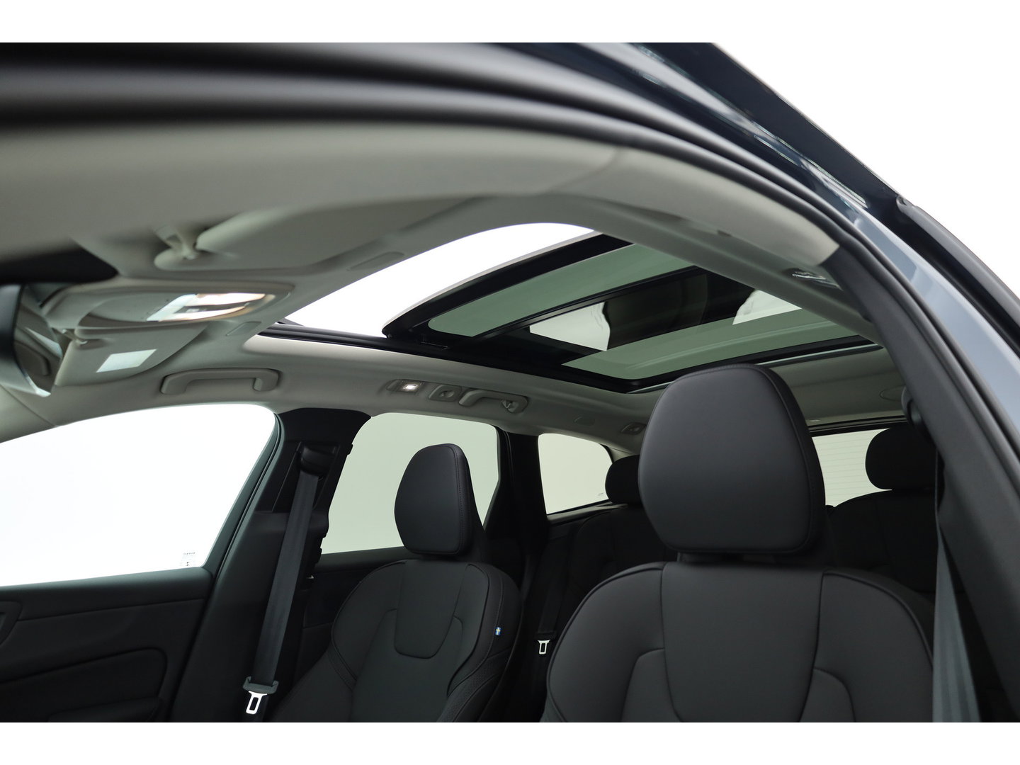 Volvo XC60 2.0 T8 Plug-in hybrid AWD Ultra Dark Head-up | Pano-dak | 360 camera | H&K Audio | 21 inch | Stoel + stuurverw. |