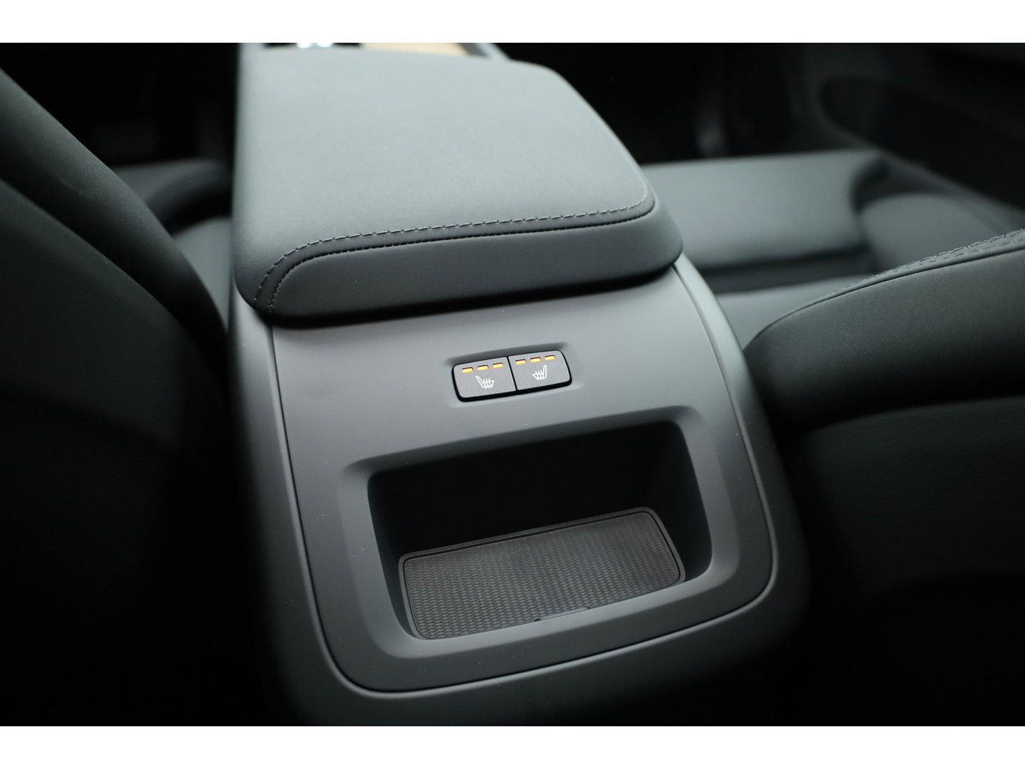 Volvo XC60 2.0 T8 Plug-in hybrid AWD Ultra Dark Head-up | Pano-dak | 360 camera | H&K Audio | 21 inch | Stoel + stuurverw. |