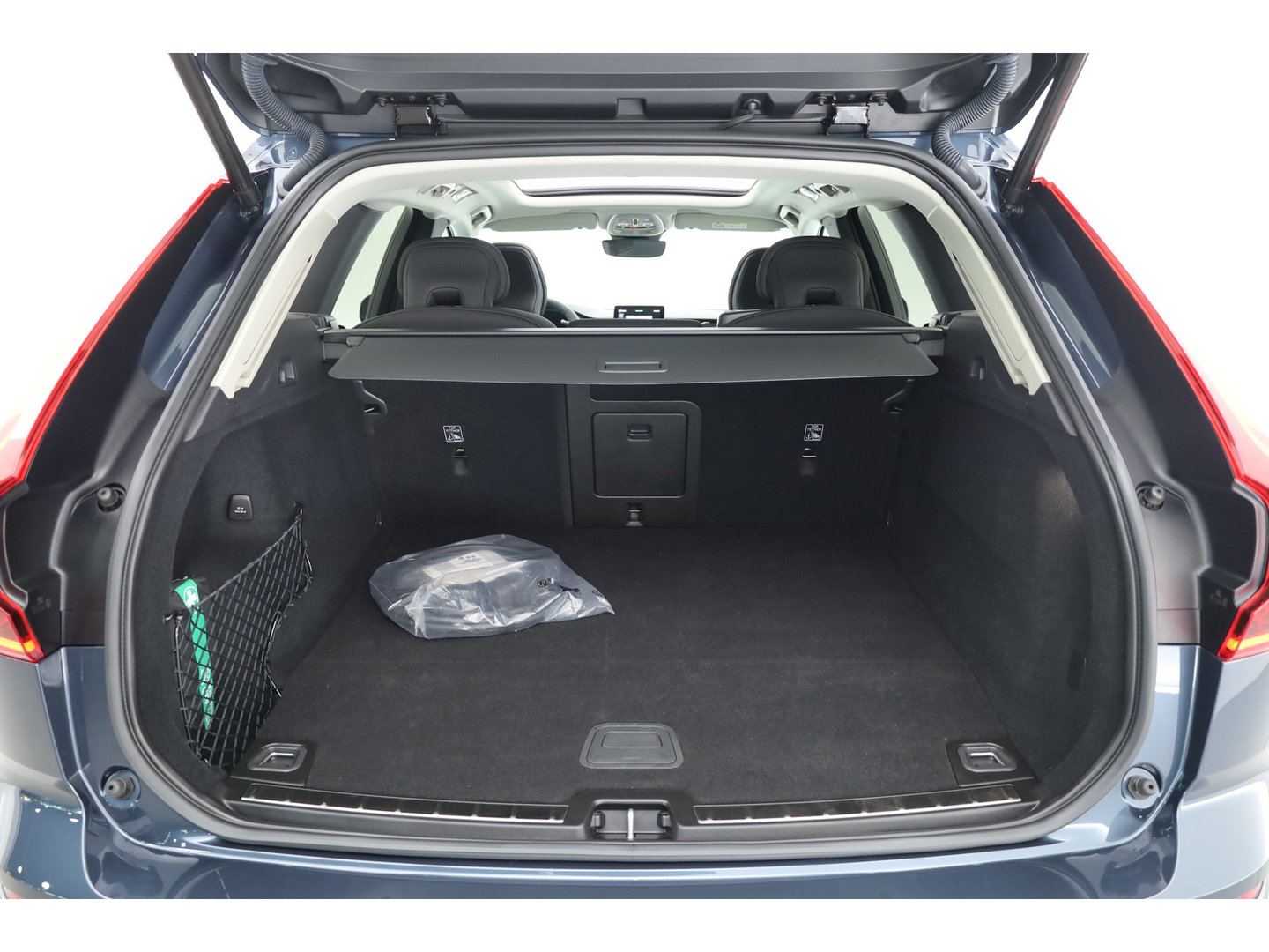 Volvo XC60 2.0 T8 Plug-in hybrid AWD Ultra Dark Head-up | Pano-dak | 360 camera | H&K Audio | 21 inch | Stoel + stuurverw. |