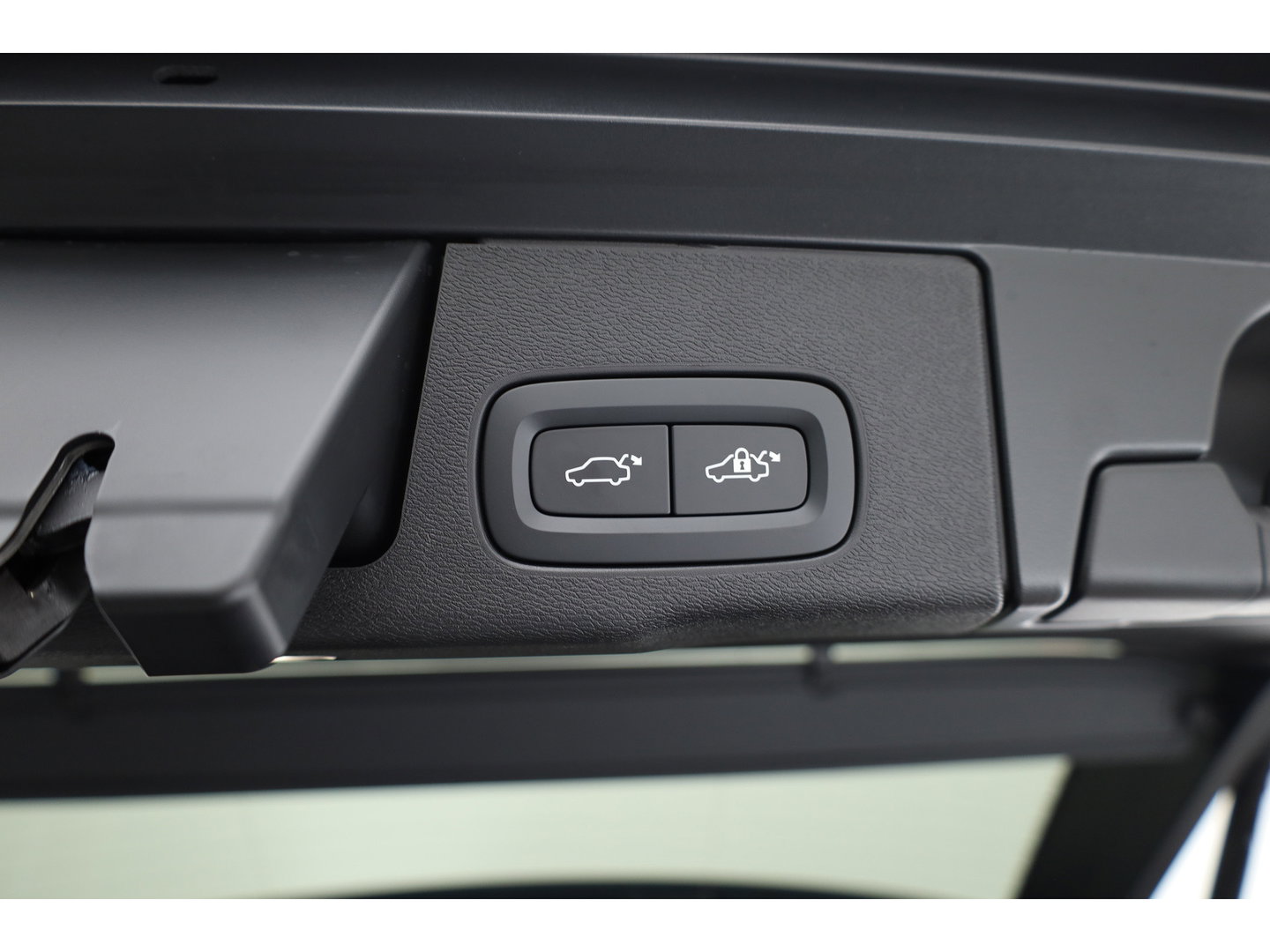 Volvo XC60 2.0 T8 Plug-in hybrid AWD Ultra Dark Head-up | Pano-dak | 360 camera | H&K Audio | 21 inch | Stoel + stuurverw. |