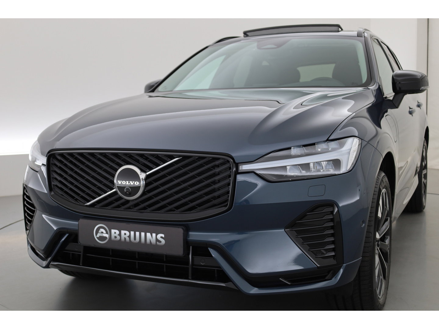 Volvo XC60 2.0 T8 Plug-in hybrid AWD Ultra Dark Head-up | Pano-dak | 360 camera | H&K Audio | 21 inch | Stoel + stuurverw. |