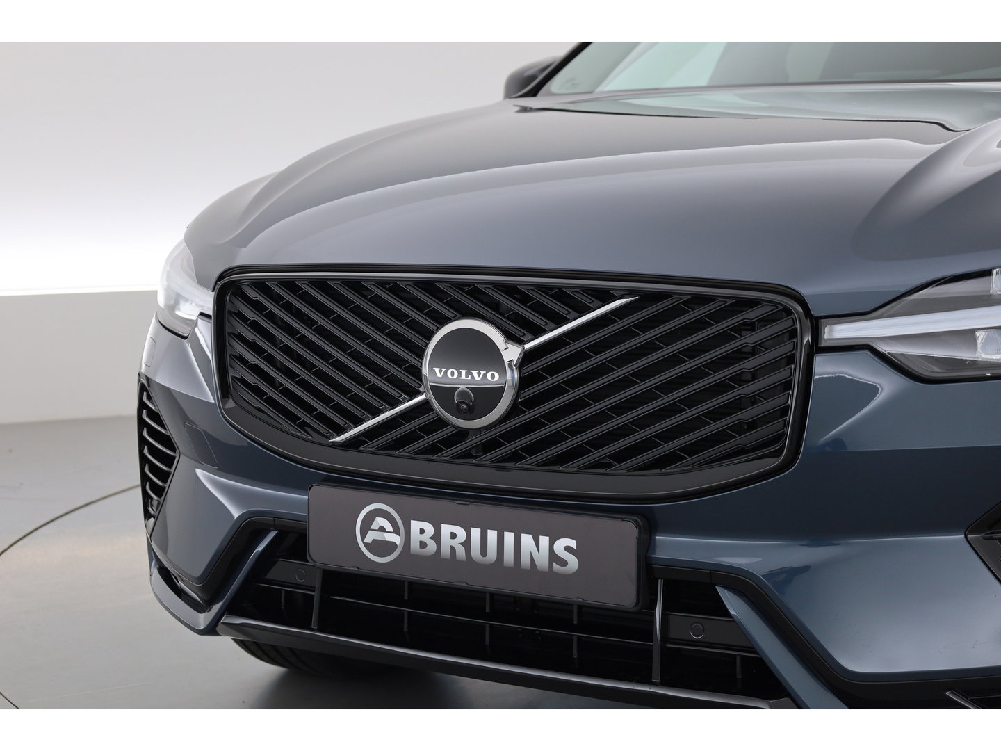 Volvo XC60 2.0 T8 Plug-in hybrid AWD Ultra Dark Head-up | Pano-dak | 360 camera | H&K Audio | 21 inch | Stoel + stuurverw. |