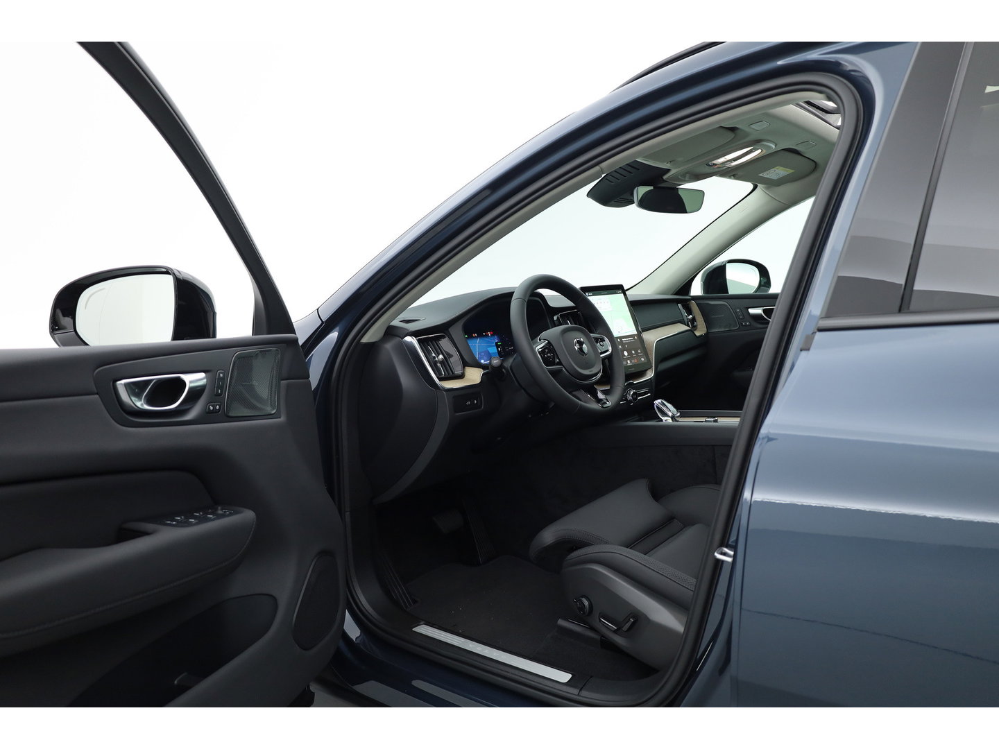 Volvo XC60 2.0 T8 Plug-in hybrid AWD Ultra Dark Head-up | Pano-dak | 360 camera | H&K Audio | 21 inch | Stoel + stuurverw. |