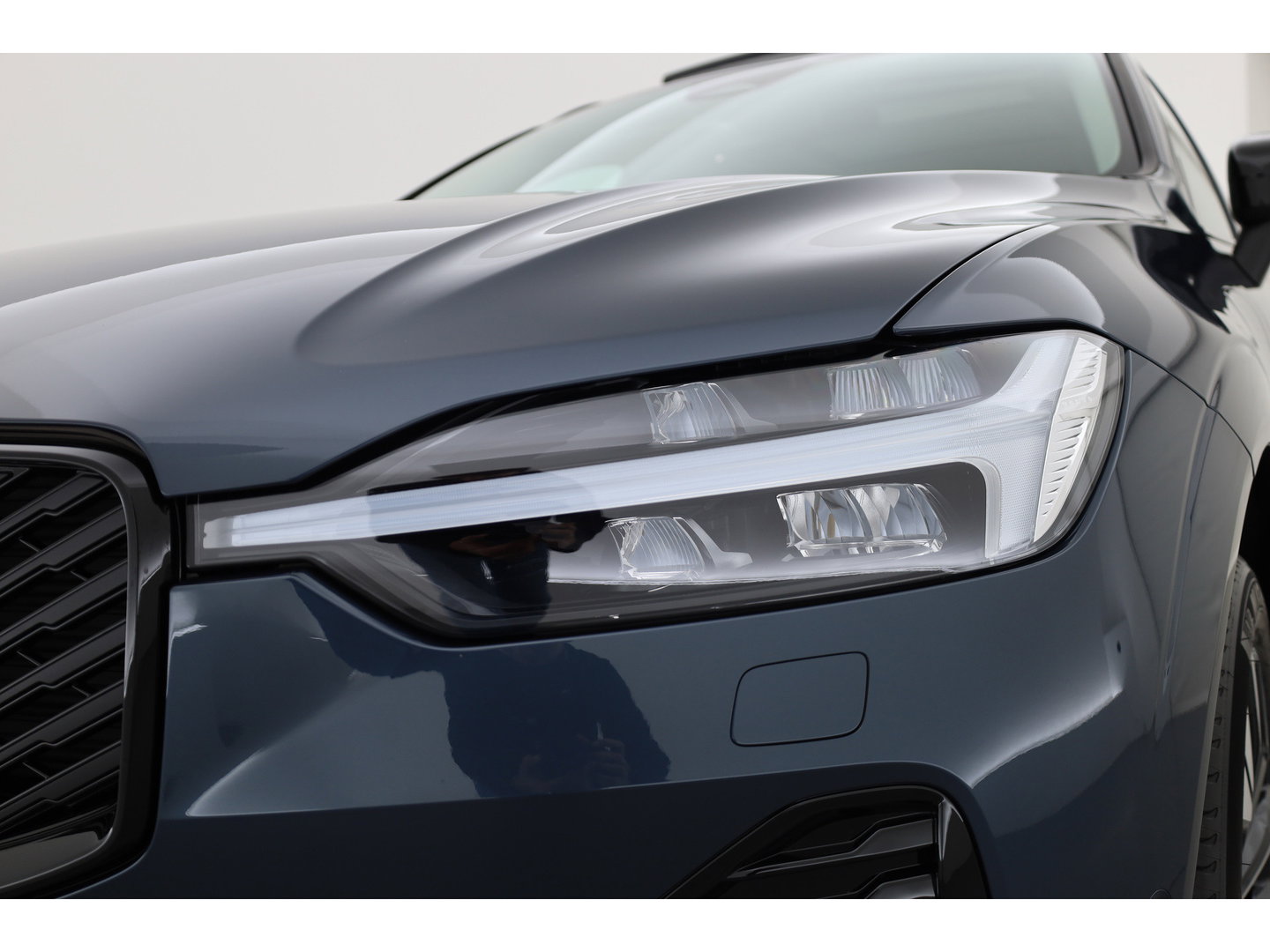 Volvo XC60 2.0 T8 Plug-in hybrid AWD Ultra Dark Head-up | Pano-dak | 360 camera | H&K Audio | 21 inch | Stoel + stuurverw. |