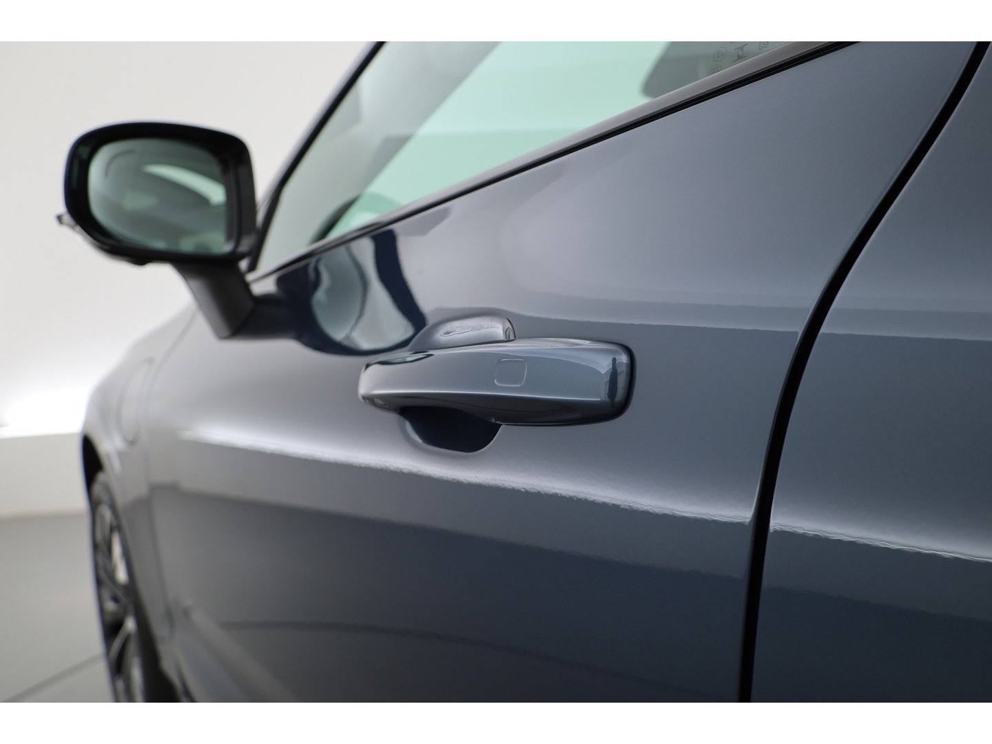 Volvo XC60 2.0 T8 Plug-in hybrid AWD Ultra Dark Head-up | Pano-dak | 360 camera | H&K Audio | 21 inch | Stoel + stuurverw. |