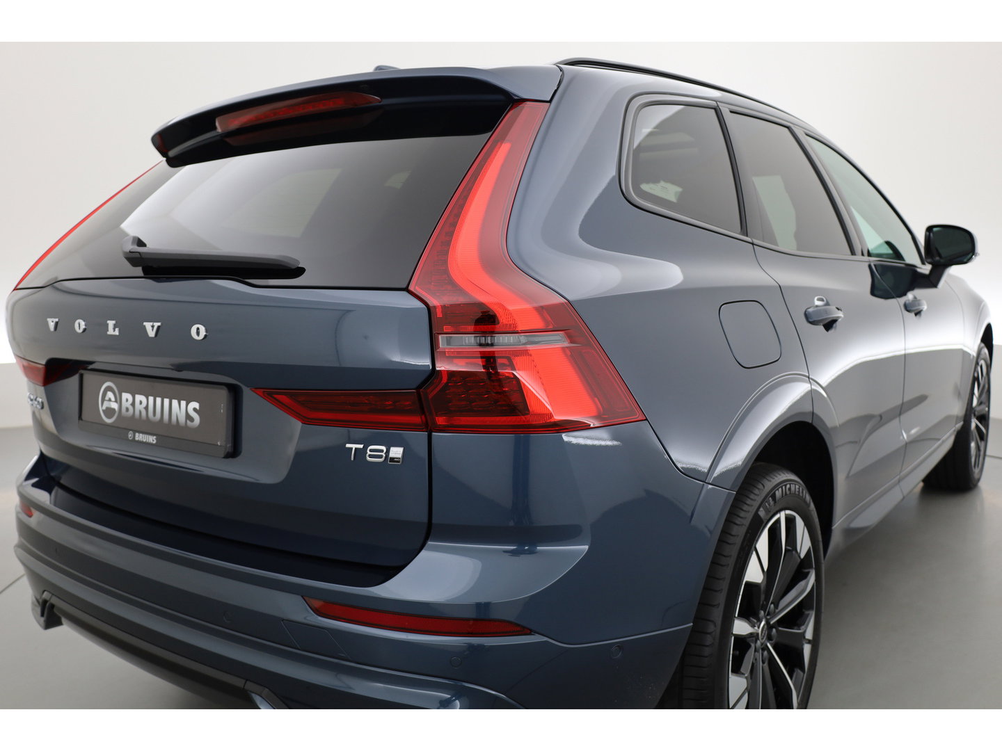 Volvo XC60 2.0 T8 Plug-in hybrid AWD Ultra Dark Head-up | Pano-dak | 360 camera | H&K Audio | 21 inch | Stoel + stuurverw. |
