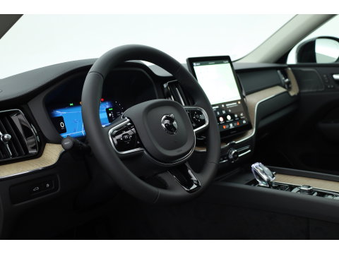 Volvo XC60 2.0 T8 Plug-in hybrid AWD Ultra Dark Head-up | Pano-dak | 360 camera | H&K Audio | 21 inch | Stoel + stuurverw. |
