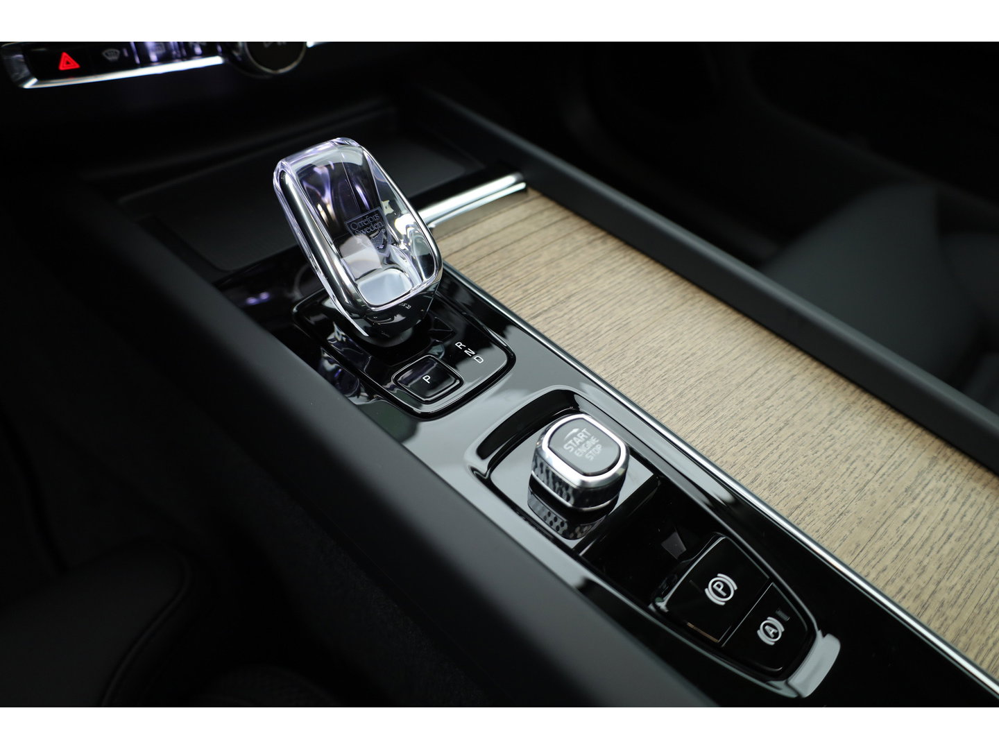 Volvo XC60 2.0 T8 Plug-in hybrid AWD Ultra Dark Head-up | Pano-dak | 360 camera | H&K Audio | 21 inch | Stoel + stuurverw. |
