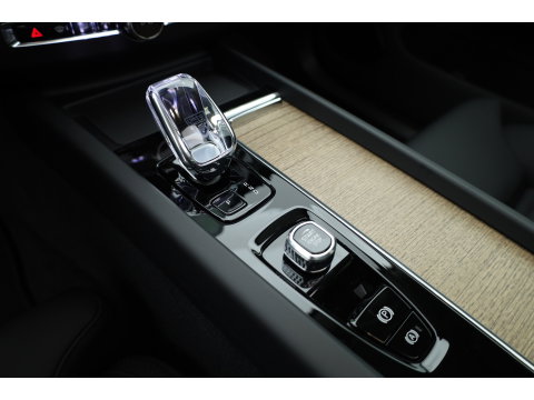 Volvo XC60 2.0 T8 Plug-in hybrid AWD Ultra Dark Head-up | Pano-dak | 360 camera | H&K Audio | 21 inch | Stoel + stuurverw. |