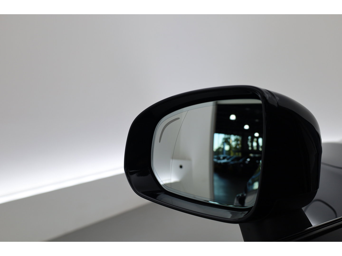 Volvo XC60 2.0 T8 Plug-in hybrid AWD Ultra Dark Head-up | Pano-dak | 360 camera | H&K Audio | 21 inch | Stoel + stuurverw. |