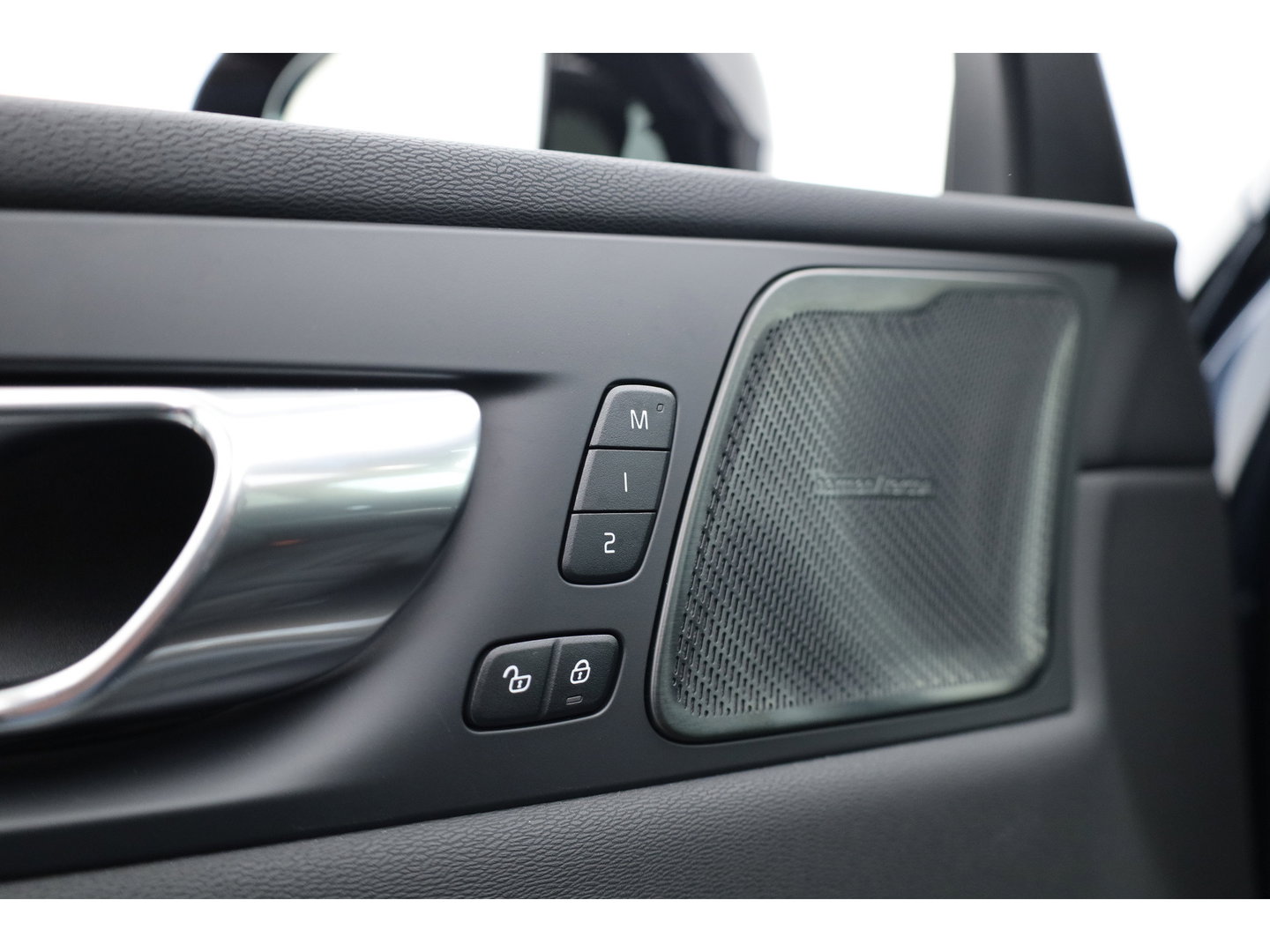 Volvo XC60 2.0 T8 Plug-in hybrid AWD Ultra Dark Head-up | Pano-dak | 360 camera | H&K Audio | 21 inch | Stoel + stuurverw. |