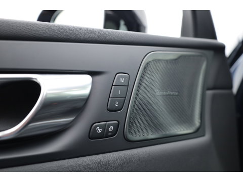 Volvo XC60 2.0 T8 Plug-in hybrid AWD Ultra Dark Head-up | Pano-dak | 360 camera | H&K Audio | 21 inch | Stoel + stuurverw. |