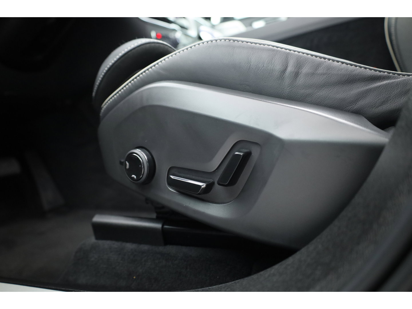 Volvo XC60 2.0 T8 Plug-in hybrid AWD Ultimate Dark | Bowers & Wilkins | 360 camera |  Head-up | Stoel + stuurverw. |