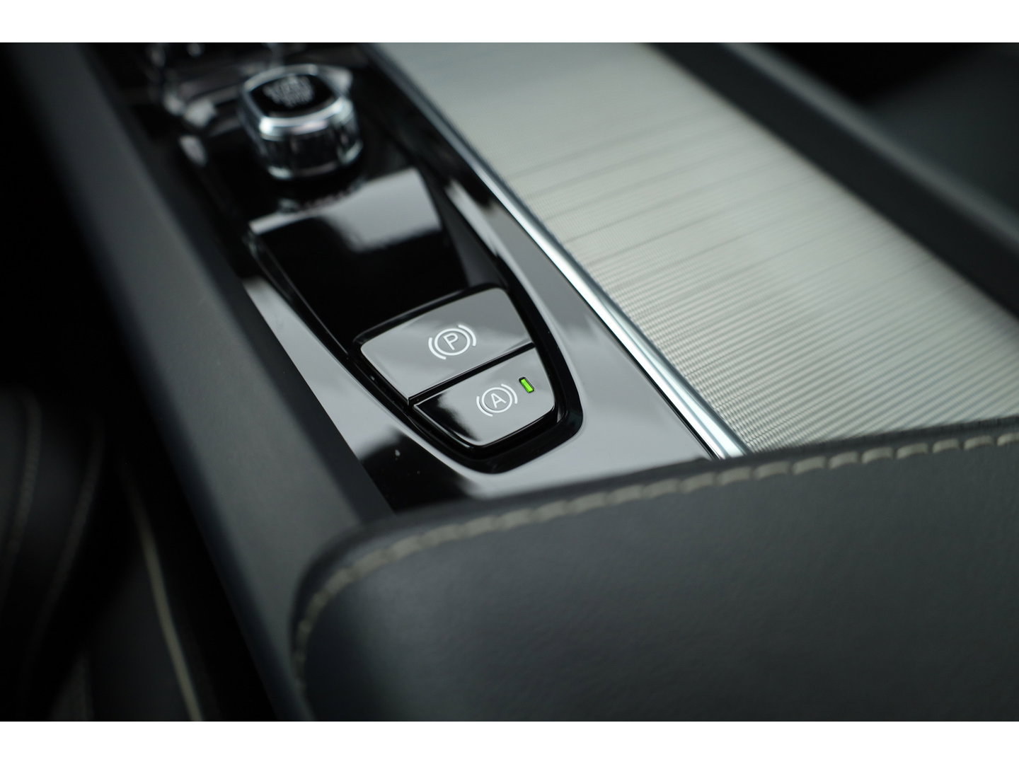 Volvo XC60 2.0 T8 Plug-in hybrid AWD Ultimate Dark | Bowers & Wilkins | 360 camera |  Head-up | Stoel + stuurverw. |