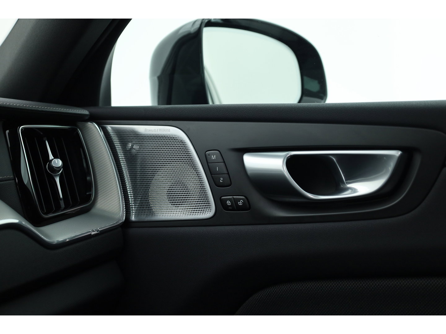 Volvo XC60 2.0 T8 Plug-in hybrid AWD Ultimate Dark | Bowers & Wilkins | 360 camera |  Head-up | Stoel + stuurverw. |